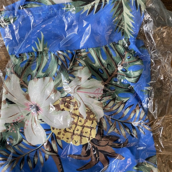 Small dog bundle!!! Two Hawaiian shirts and brand new harness. - Picture 5 of 8